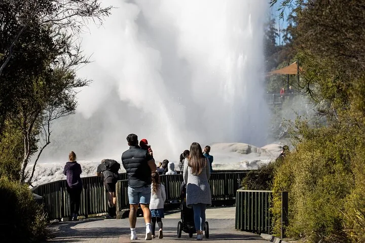 Auckland: Rotorua Tour with Waiotapu, Te Puia and Maori Haka — photo 5